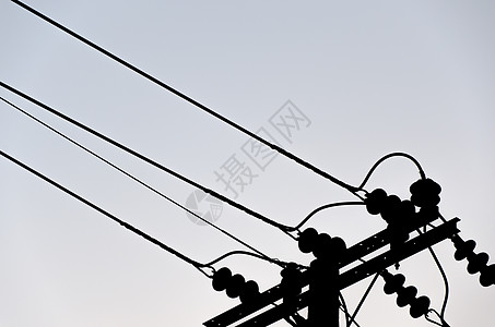 轮光电站阴影工人行业瓷柱黑色电缆线白线专业电力建筑图片