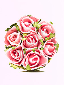 白背景上隔绝的粉红纸玫瑰花束美丽植物粉色绿色红色荒野花瓣魅力明信片墙纸背景图片