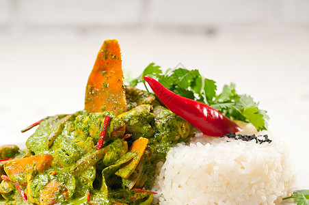 鸡肉加青咖喱蔬菜和大米盘子美食家禽宏观胡椒香料香菜午餐食物图片