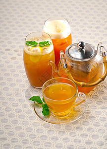 新鲜茶叶选择叶子食物薄荷杯子液体文化植物饮料盘子树叶图片