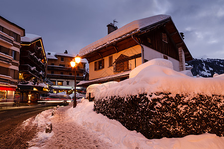 夜里法国阿尔卑斯山的大型滑雪度假胜地路灯环境滑雪板天际蓝色房子单板小木屋天空灯柱图片