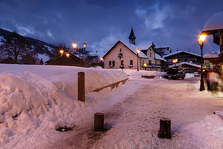 夜里法国阿尔卑斯山的大型滑雪度假胜地城市滑雪板小木屋历史文化环境路灯蓝色街道天际图片