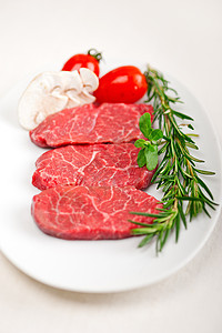 神户三扎基牛肉午餐食物红色牛扒白色用餐绿色奶牛迷迭香大理石纹图片