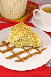 拿破仑蛋糕和酸奶油在盘子上包子蛋糕食物糕点烹饪小吃早餐甜点香草背景