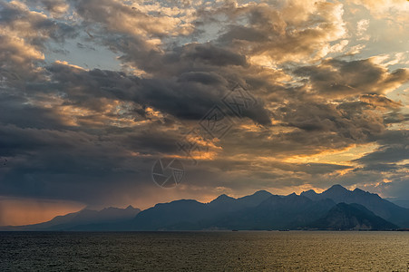 山海日落的一景热带季节悬崖海洋天空阳光橙子涟漪海景海浪图片