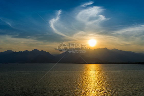 山海日落的一景戏剧性海景海洋悬崖天空岩石橙子旅行阳光海岸图片