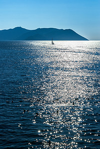 在平静的海面上游艇航行蓝色假期闲暇阳光旅行运动地平线海浪帆船工艺图片