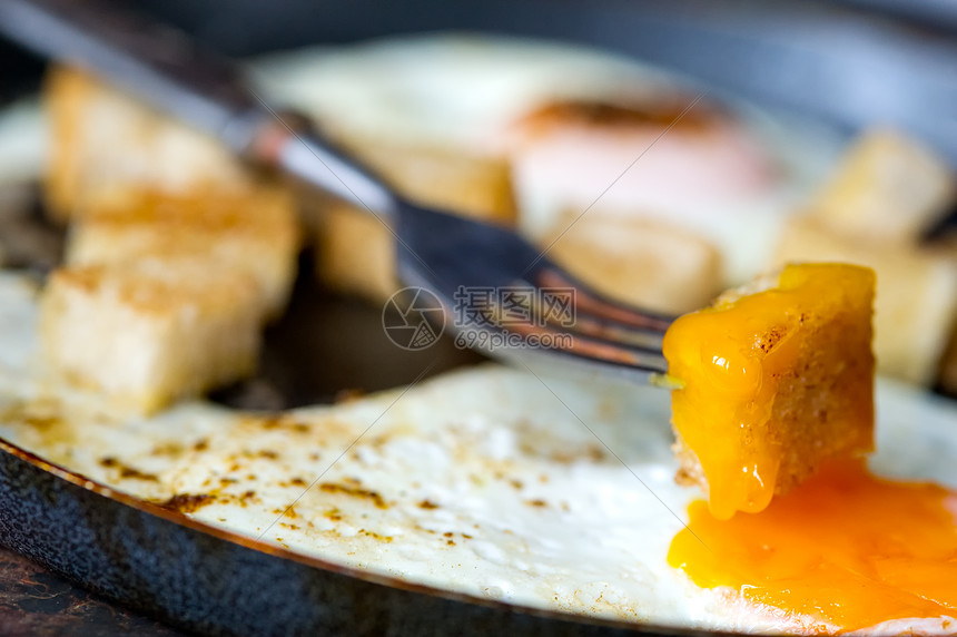 鸡蛋用面包面包粉碎烹饪午餐油炸早餐平底锅面包块垃圾宏观蛋黄厨房图片