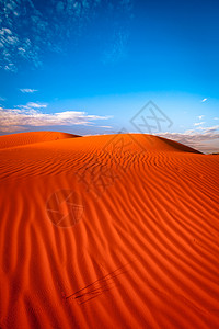 红沙丘 有波纹和蓝色天空荒野曲目风景红色崎岖乡村国家日落场景图片