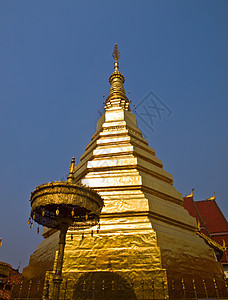 金色塔塔 泰国法拉寺庙天空旅行蓝色佛塔艺术游客宗教佛教徒宝塔图片