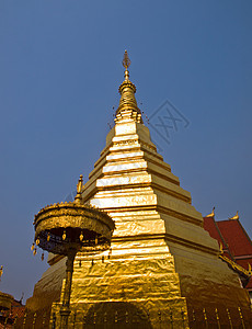 金色塔塔 泰国法拉寺庙艺术金子雕像旅行建筑天空文化蓝色宝塔图片