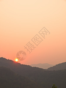 南泰国布阿克卢埃亚的日落山景木头天空运输旅游山景森林农村天气墙纸国家图片