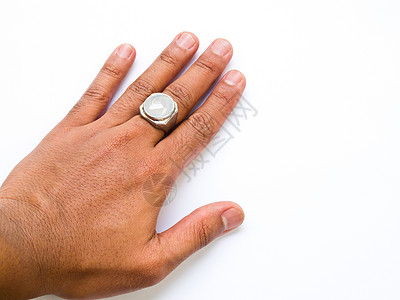 一只手指上有白玉环的男子手 在白色上被孤立戒指白玉婚礼石头图片