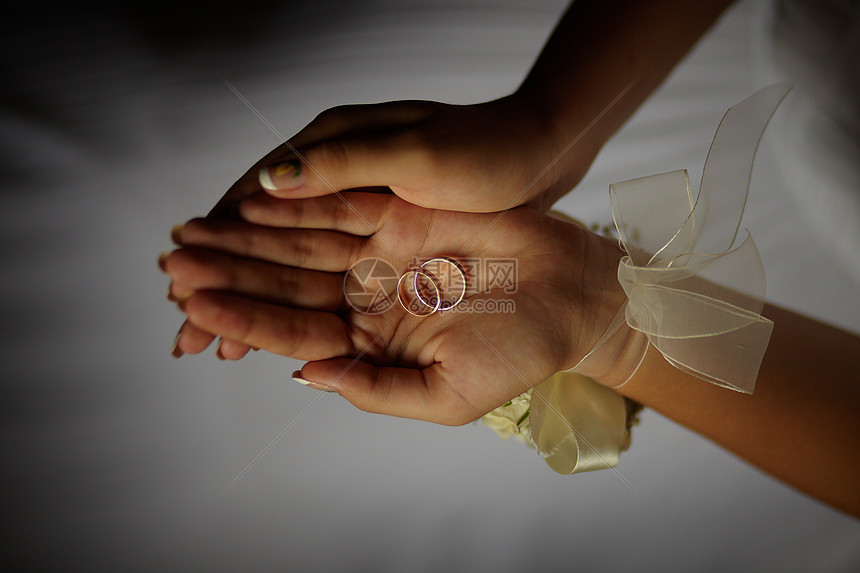 结婚戒指婚礼金子优雅花束阴影美甲新娘已婚手指新人图片