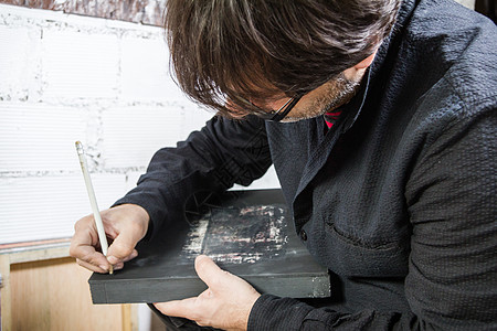 绘画艺术家签署油画布手工艺术品工作男性杰作创造力职业帆布画笔艺术图片