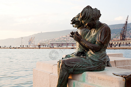 里雅斯特的女神像雕塑游客女裁缝城市银行遗产女性艺术青铜旅游图片