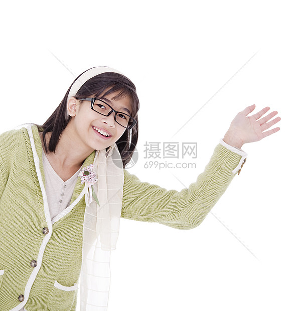 穿着绿色毛衣的女孩挥舞着热情的欢迎图片
