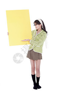 穿着绿色毛衣和眼镜的女孩 向黄色的空色女孩图片
