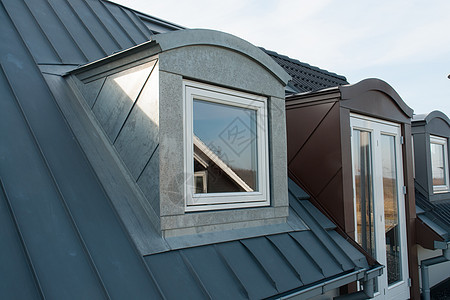 现代垂直屋顶窗户工艺屋顶装修住宅阁楼防风雨金属玻璃建筑学黑色图片