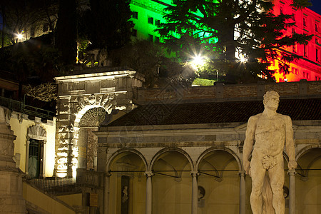 乌丁自由广场的Ercole雕像城堡财产日落历史自由画廊建筑遗产窗户柱子图片