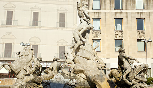 锡拉丘兹的青人化喷泉雕塑小鸡传奇雕刻雕像少女游客城市艺术纪念碑图片