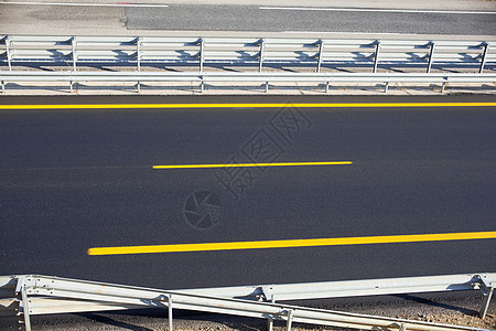 新建bahn平行线路面通道小路行人天空黄色人行道标记图片