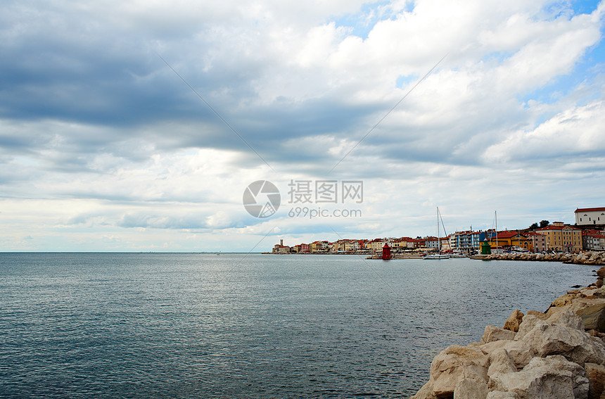 斯洛文尼亚皮兰港口蓝色旅行灯塔天空码头房子岩石建筑物波浪图片