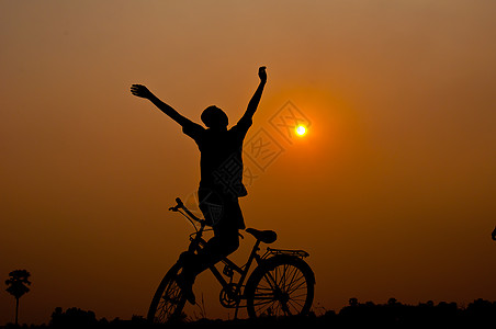 骑自行车开心男生活力力量自由冒险场地活动假期男人图片