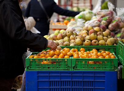 在水果摊里做家庭主妇篮子农产品水果主妇长椅街头市场家庭女士市场桌布图片