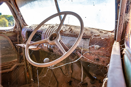 旧的生锈卡车轮式蜘蛛网金属破坏汽车蛛网垃圾展示国家小镇遗迹网络图片