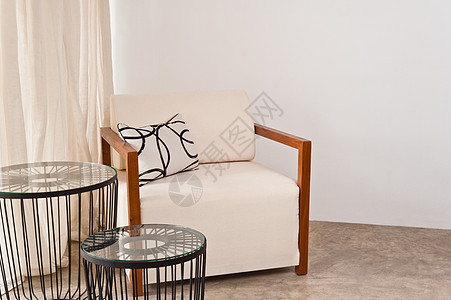 在客厅里坐着明亮的白色椅子地面公寓织物建筑学桌子休息室房间房子奢华靠垫图片