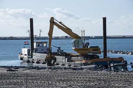 在荷兰Europort工作的挖泥船天空淤泥贸易港口海洋蓝色运输船运海岸驳船图片