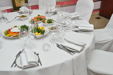 上表盘子装饰玻璃酒杯桌布小吃婚礼桌子餐厅服务图片