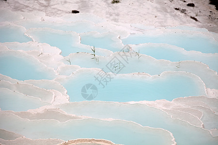 土耳其帕穆卡勒的特雷弗丁池和梯田岩石地标瀑布温泉洗澡碳酸盐编队游客订金青色图片