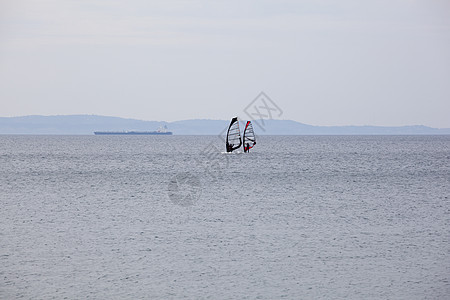 两个风雪蓝色闲暇运动海洋反射天际漂浮冲浪者冲浪海浪图片