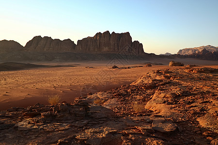 沙漠山约旦瓦迪鲁姆沙漠日落场景航程旱谷侵蚀假期石头砂岩环境蓝色旅游背景