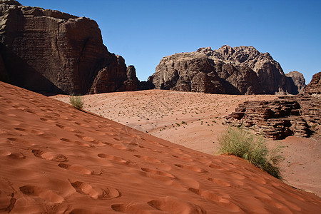 沙漠瓦迪鲁姆Wadi Rum 约旦气候砂岩旅行天空风景土地沙丘孤独假期地球图片