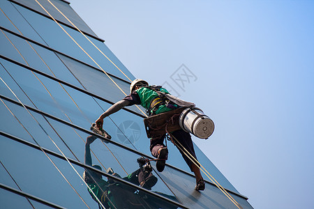 高楼的清洁窗户服务工人群体在高楼大楼内打扫窗户服务男人玻璃垫圈职业反射清洁工镜子城市财产设施图片