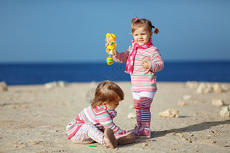海滩上的孩子女性孩子们衣服围巾姐妹童年闲暇双胞胎女孩青年图片