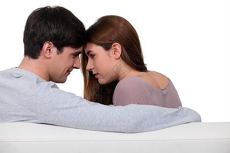相恋的年轻情侣夫妻微笑眼睛长椅拥抱休息室男人女性沙发长沙发图片