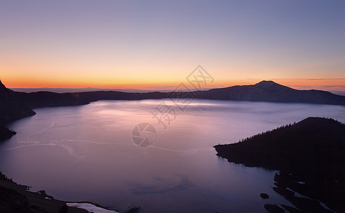 克拉特湖魔法岛 俄勒冈州日出荒野树木旅行远景顶峰环境公园旅游火山岩石图片