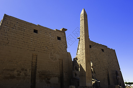 埃及路克索卢克索神庙前古老方尖碑图片