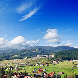 在喀尔巴阡山有树木的美丽绿色山区景观高地假期山腰风景国家旅行爬坡林地天空松树图片