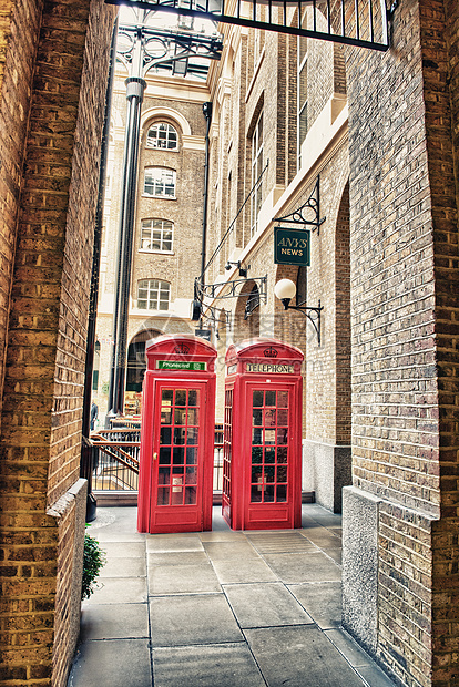 联合王国伦敦 旧红色电话布在市街上摊位盒子硬币白色民众经营英语图片
