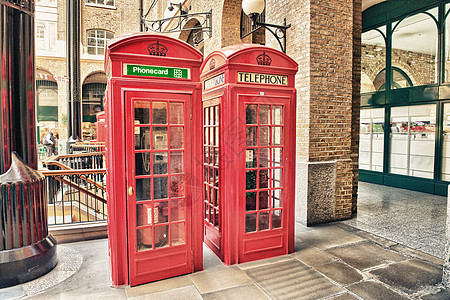 联合王国伦敦 旧红色电话布在市街上摊位经营英语盒子白色硬币民众图片
