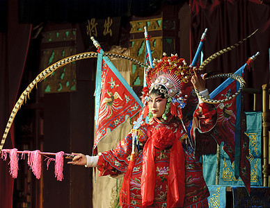 美丽的中国传统歌剧女演员 穿着戏剧服装的戏服遗产绘画化妆品头饰文化舞蹈娱乐风俗女士艺术图片