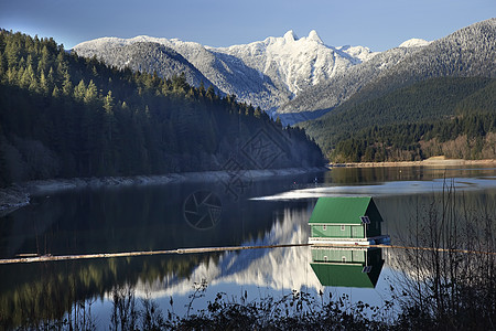 不列颠哥伦比亚省温哥华的卡皮拉诺雪域两狮山图片