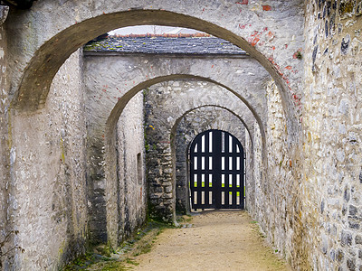 异形拱门冬天城堡的拱门背景