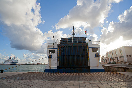 靠泊渡船旅行摆渡船运输码头旅游海洋港口背景