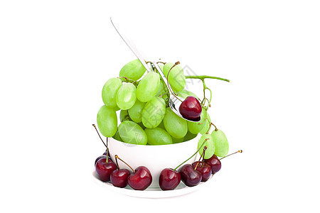 葡萄和樱桃在一个碗里 孤立在白色的餐具食物美食杯子植物摄影浆果藤蔓紫色叶子图片
